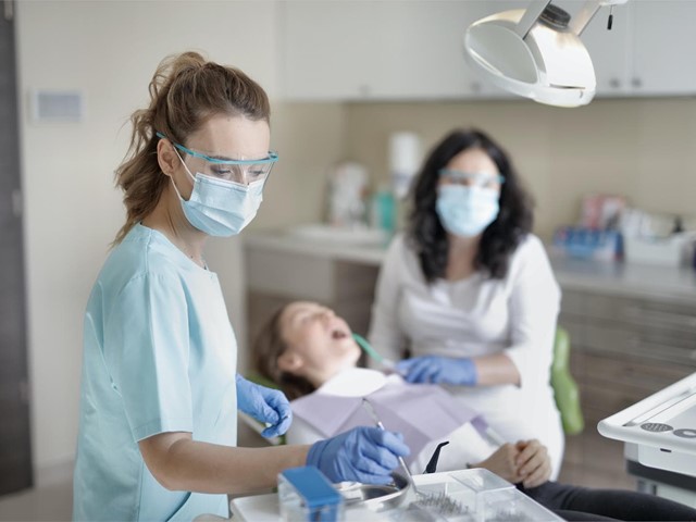 ¿En qué cosiste una limpieza dental?