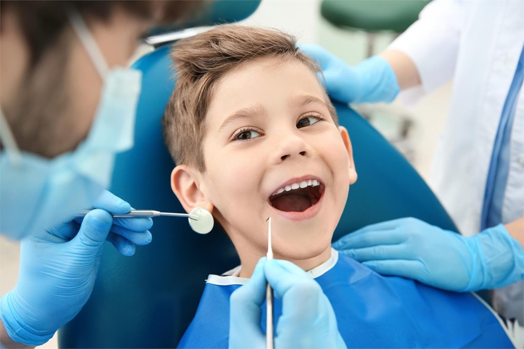 ¿Los niños se pueden someter a una limpieza dental?