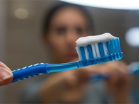 Por qué un cepillado dental excesivo puede ser perjudicial