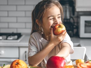 ¿Qué alimentos ayudan a prevenir la caries dental?